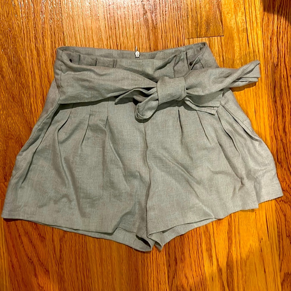 Pleated shorts with bow tie